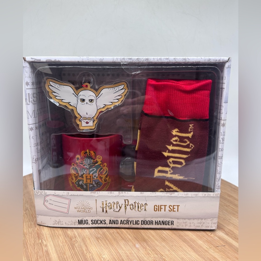 Harry Potter CultureFly Gift Set - Mug, Socks And Acrylic‎ Hedwig Door Hanger